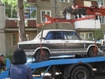 Московские коммунальщики занялись утилизацией брошенных автомобилей с улиц